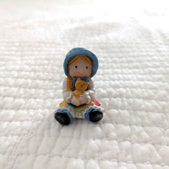Vintage Holly Hobbie Figurine Collection – Set of 5 + Bonus Mini Cats - Picture 2 of 14
